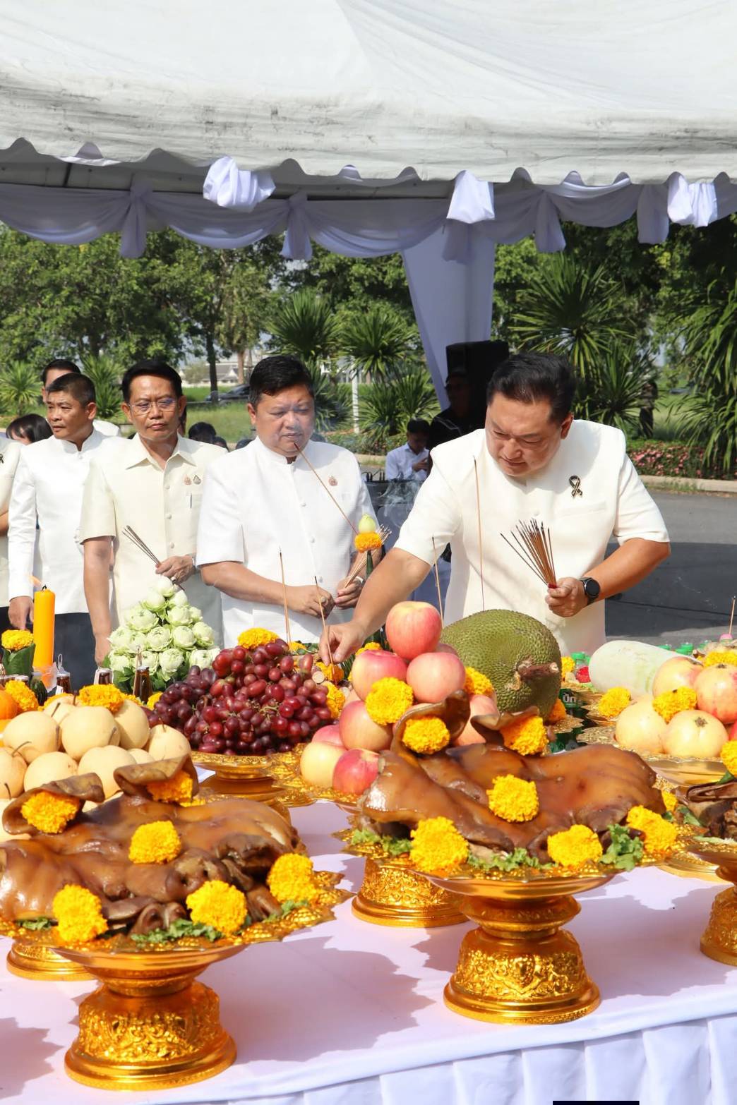 title - ศพส. ร่วมพิธีบวงสรวงซุ้มถวายดอกไม้จันทน์ จังหวัดพระนครศรีอยุธยา น้อมรำลึกในพระมหากรุณาธิคุณ สมเด็จพระบรมราชชนนีพันปีหลวง ณ บริเวณด้านหน้าอาคารศาลาพระมิ่งขวัญ ศูนย์ส่งเสริมและพัฒนาอาชีพเสริมนอกภาคการเกษตร (ศูนย์ศิลปาชีพ บางไทรฯ (เดิม))